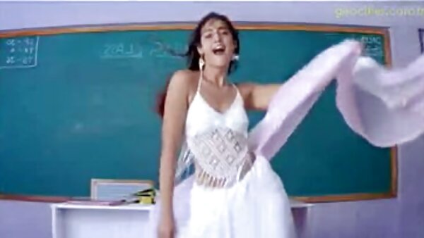 Si tutuh puki cantik si rambut coklat yang bersemangat Jasmine Rain dalam adegan seks romantisnya