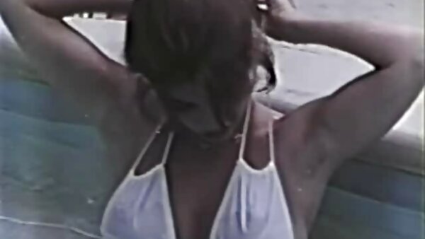 Si rambut coklat keriting alessandra menghisap video nakal lucah batang perempuan yang dipanggil Suzanna