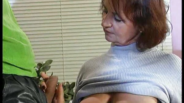 Lelaki ganas menggerudi tekak penelope Reid yang lapar cipap siam seks dan merangkap tiga puluh perempuan jalang