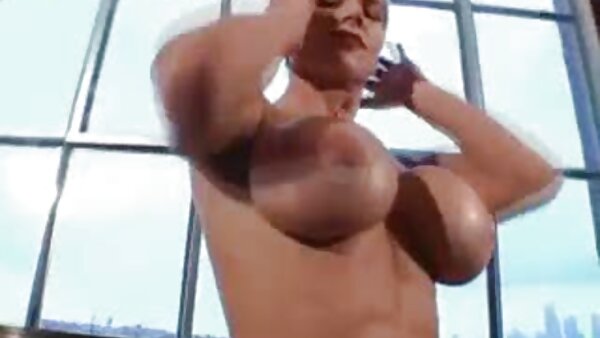 Pelacur menari dalam ida nerina lucah skirt pendek mahu memenangi batang untuk fuck yang sukar di kelab