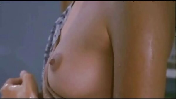 Si lucah sma rambut coklat langsing yang lazat mendapat lubang duburnya kacau dari belakang