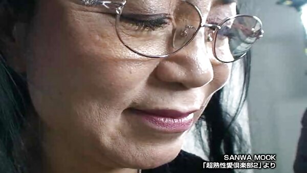 Dahaga untuk sperma horn-mad blondie memberikan blowjob di bilik my lucah mandi