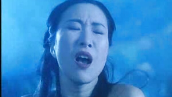 Lesbian yang diingini seks jolok meniduri satu sama lain menggunakan dildo kegemaran mereka