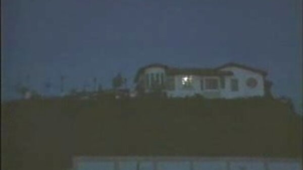 Tiup berambut hitam Latina suka video lucah panas menghisap batang besar yang kuat untuk air mani