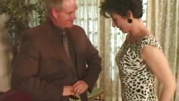 Kulit pucat berambut perang milf Lexi Belle menunggang zakar dan meniduri gaya doggy lucah jolok