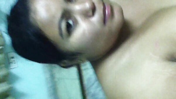 Jalang berambut lurus lucah inggeris dengan punggung gelembung gemar topping batang hitam gemuk