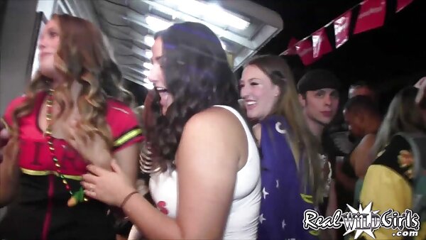 Si rambut coklat sesat Anita Sparkle meniup kencang sambil berdiri di tetek seks atas lututnya