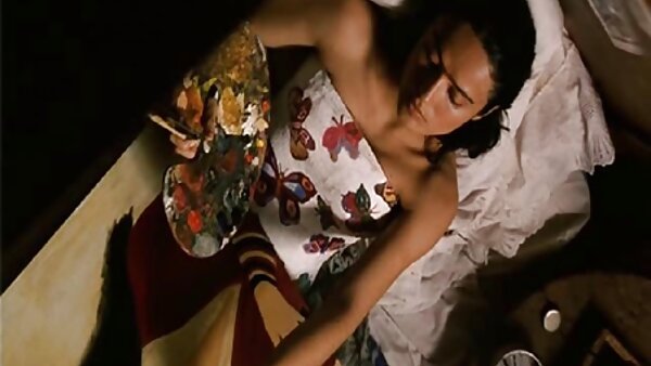 Kepala hitam Jepun yang video lucah mat salleh sesat Ruru Kashiwagi mengusik twatnya dengan alat penggetar